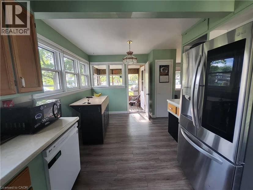33 LEE Avenue — photo 4 of 30