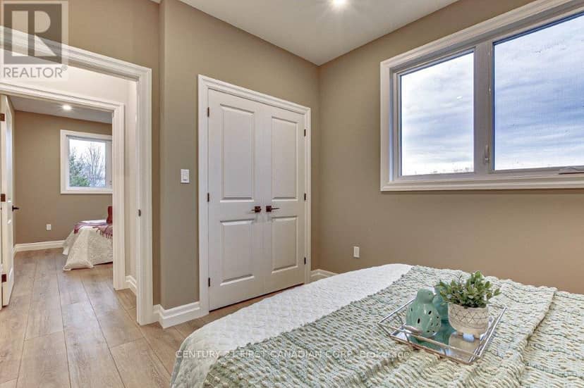 163 Elgin Avenue E — photo 18 of 33