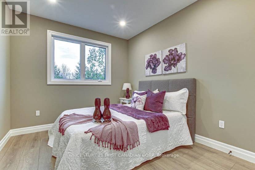 163 Elgin Avenue E — photo 19 of 33