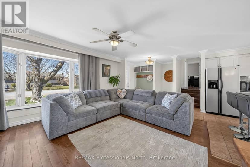 271 Lakeland Crescent — photo 7 of 40
