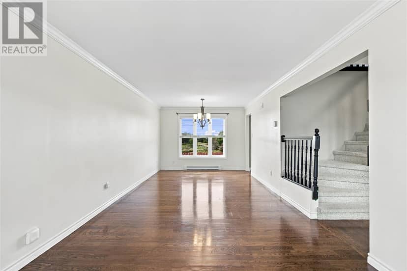 10 Clevedon Crescent — photo 3 of 37