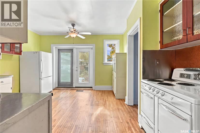 821 College AVENUE — photo 9 of 29