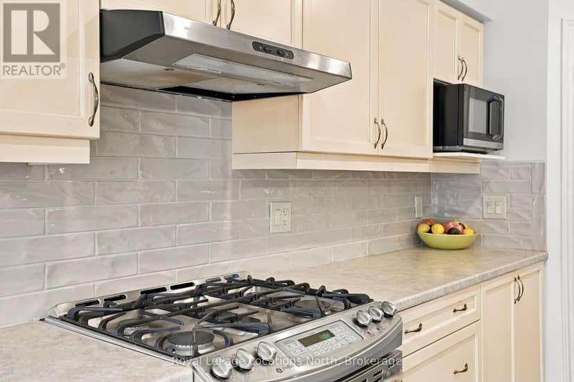 15 Kayla Crescent — photo 9 of 40