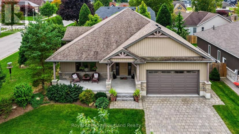 285 Darling Boulevard — photo 1 of 40
