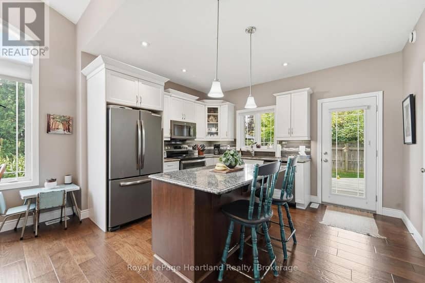 285 Darling Boulevard — photo 13 of 40