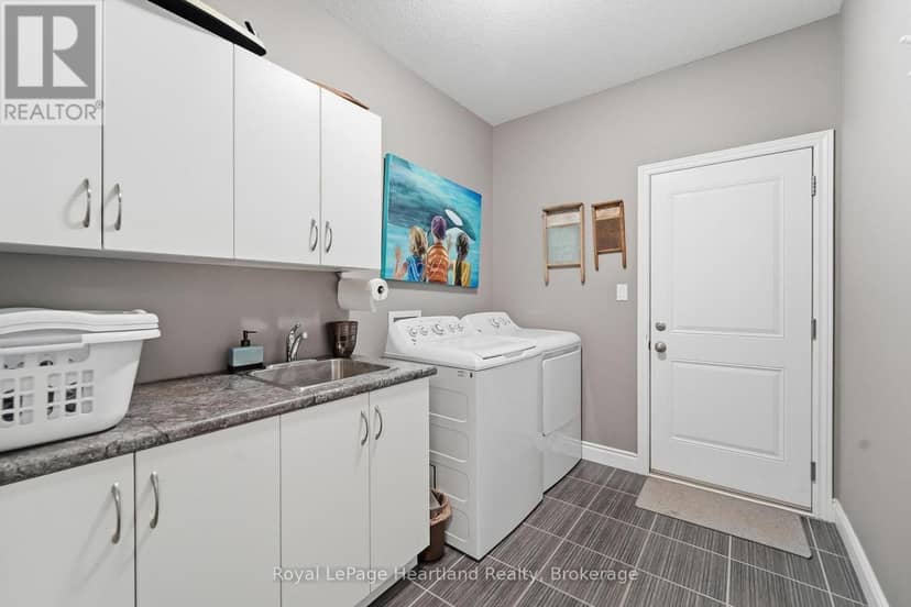 285 Darling Boulevard — photo 21 of 40