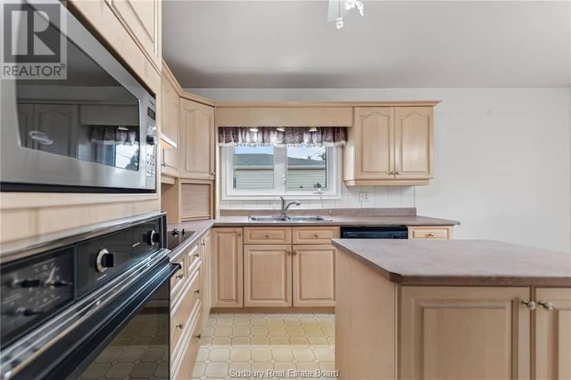 85 Ridgemount Avenue — photo 10 of 40
