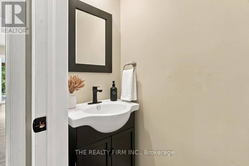 11 Somerset Crescent — photo 14 of 40