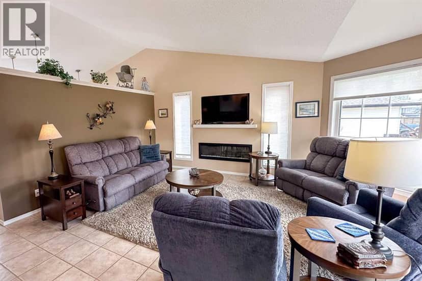 220 10 Avenue NE, Sundre, photo 5