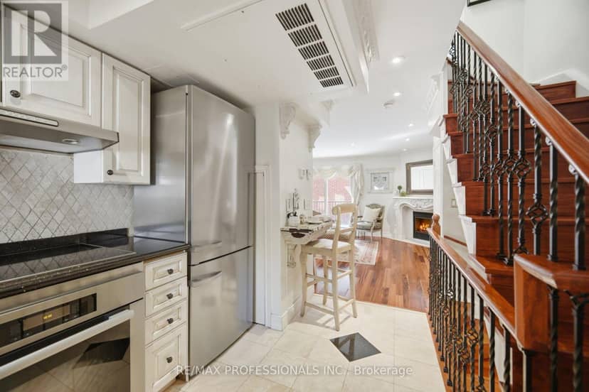 10 - 228 St George Street — photo 16 of 38