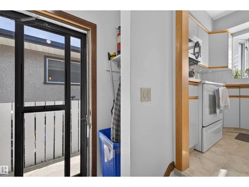 11119 137 AV NW — photo 21 of 40