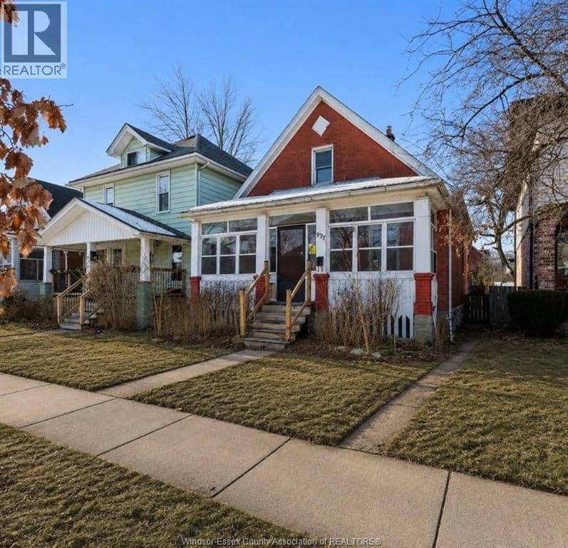 977 Gladstone — photo 2 of 11