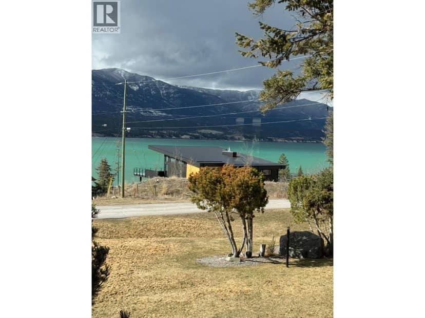 8380 RICHARDSON Crescent, Canal Flats
