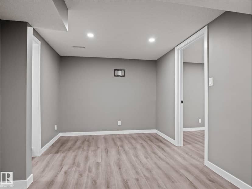 11211 104 ST NW — photo 36 of 40