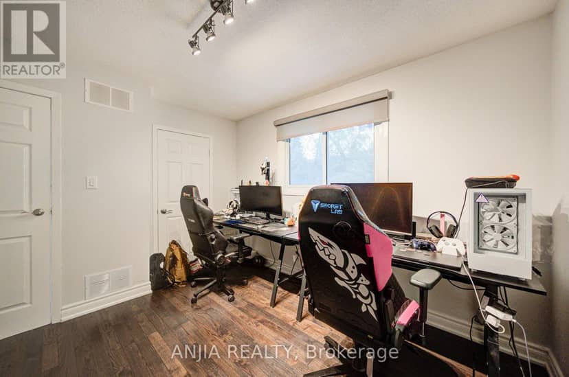 58 Summerfeldt Crescent — photo 25 of 37