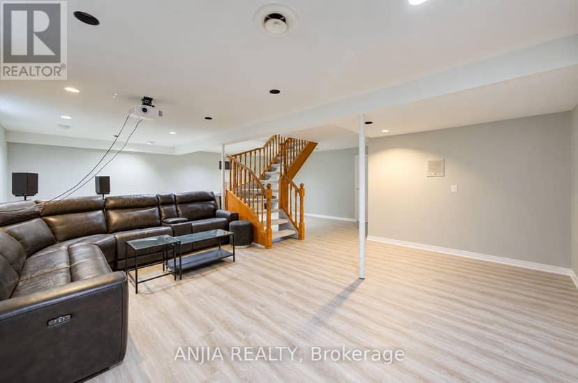 58 Summerfeldt Crescent — photo 29 of 37