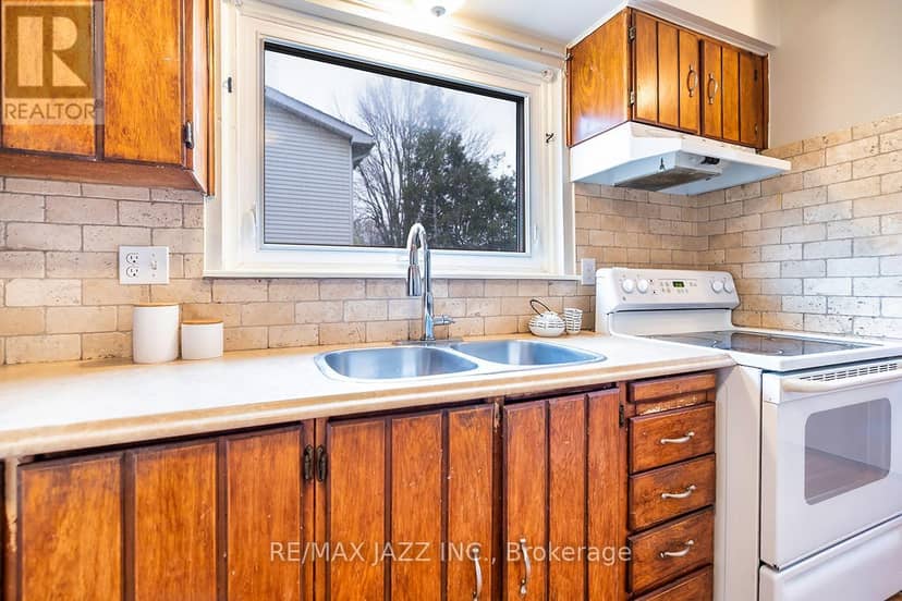 1347 Mary Street N — photo 13 of 40