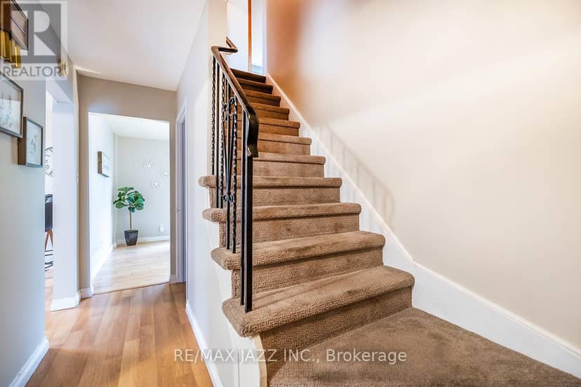 1347 Mary Street N, Oshawa, photo 2