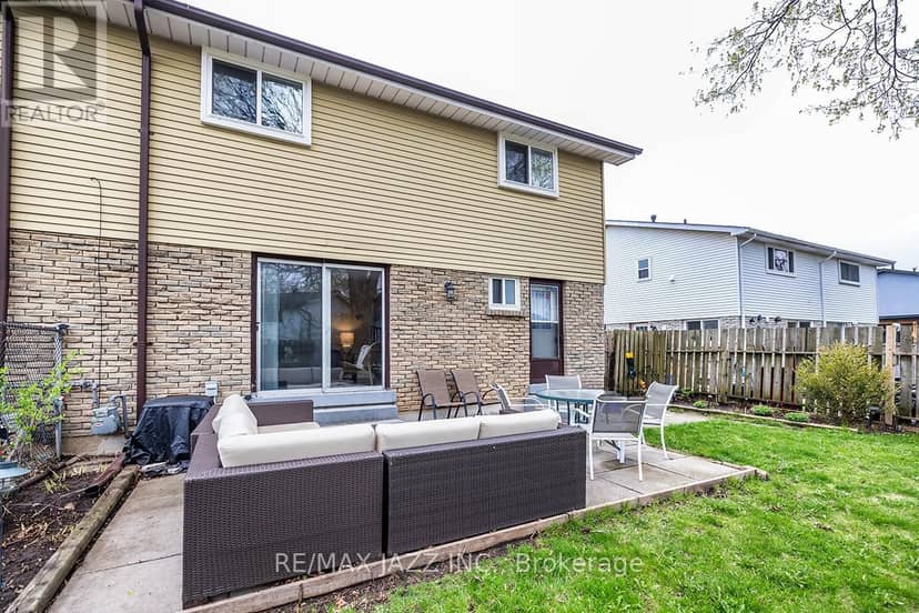 1347 Mary Street N — photo 39 of 40