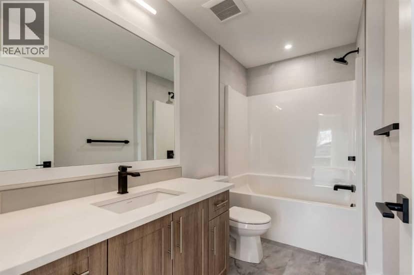 2516 21 Avenue SW — photo 10 of 13