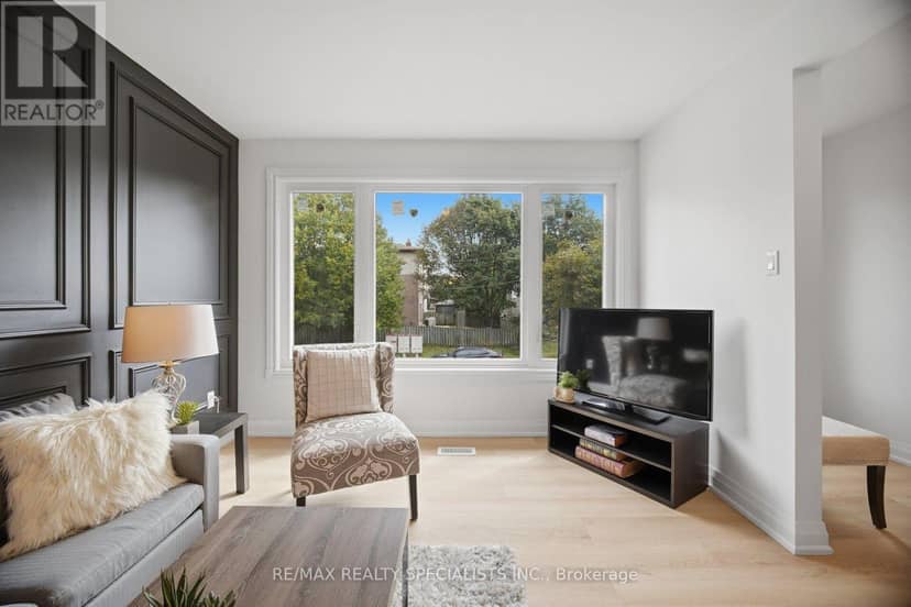 565 Hayward Crescent — photo 12 of 40