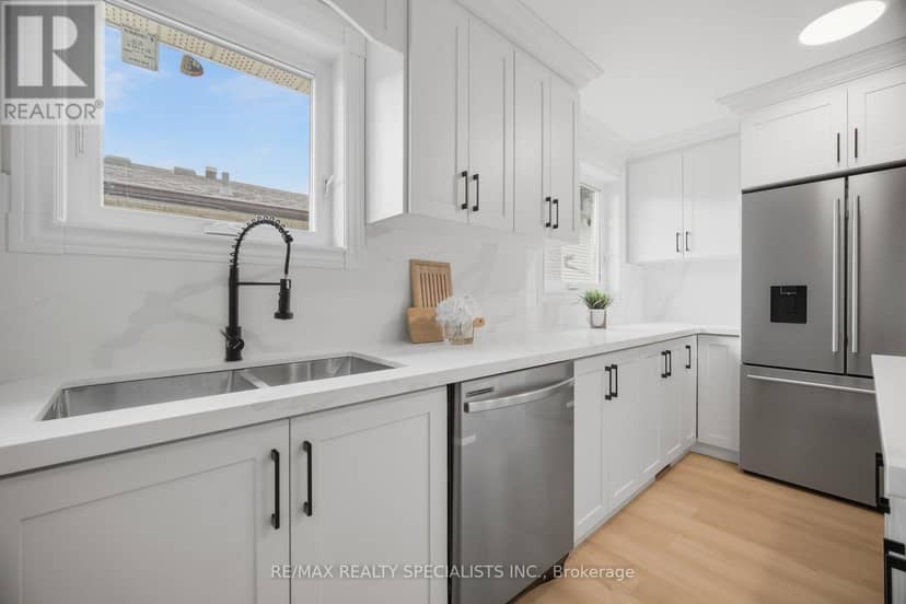 565 Hayward Crescent — photo 21 of 40