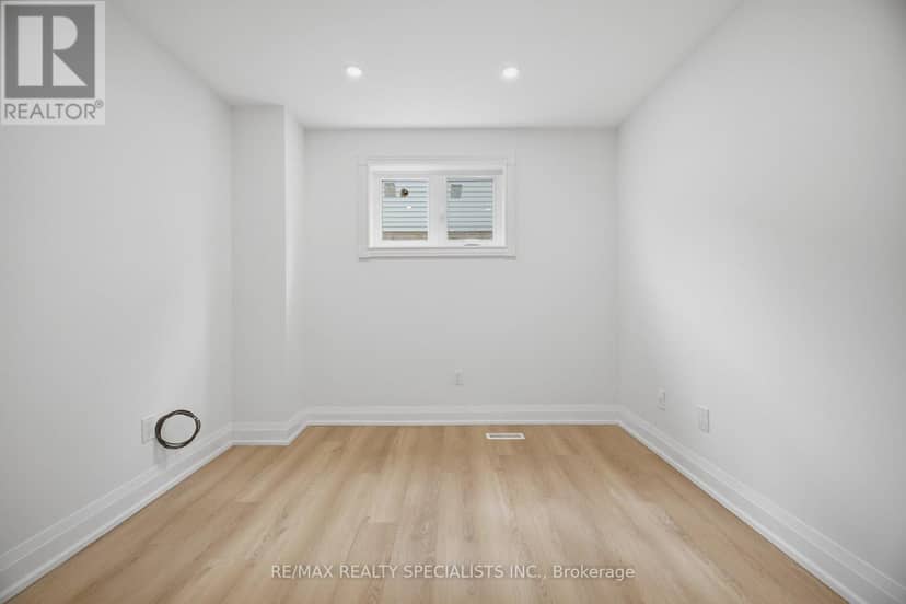 565 Hayward Crescent — photo 26 of 40