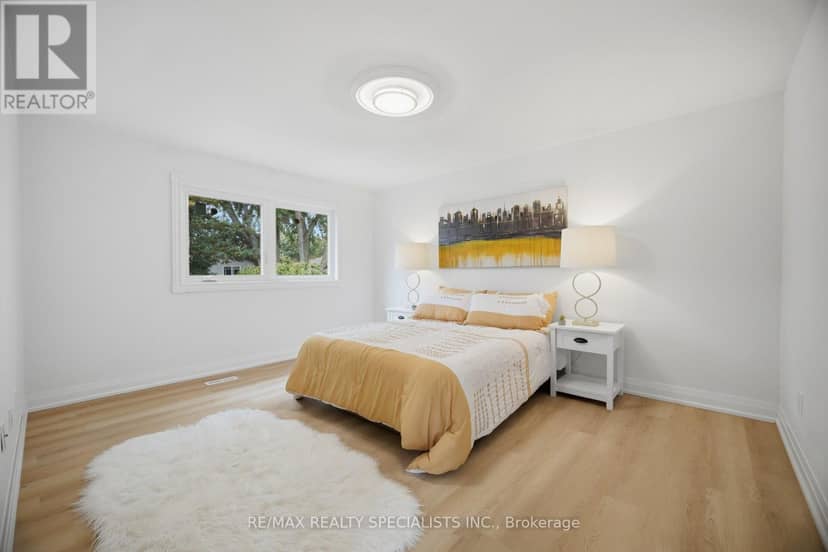 565 Hayward Crescent — photo 33 of 40