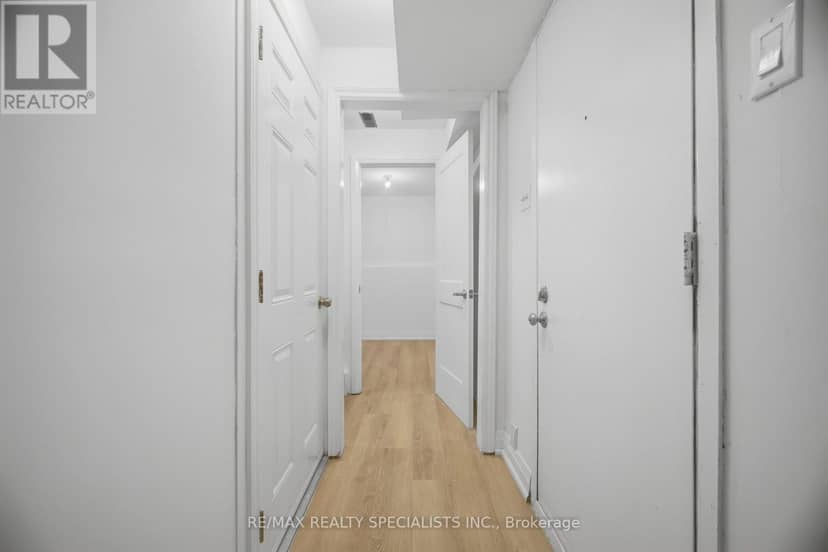565 Hayward Crescent — photo 39 of 40