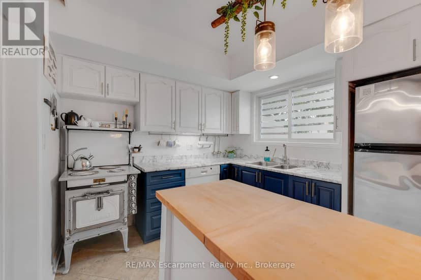 10 Goldfinch Road — photo 9 of 38