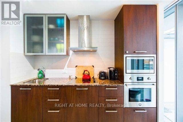 708 - 14 York Street — photo 5 of 35