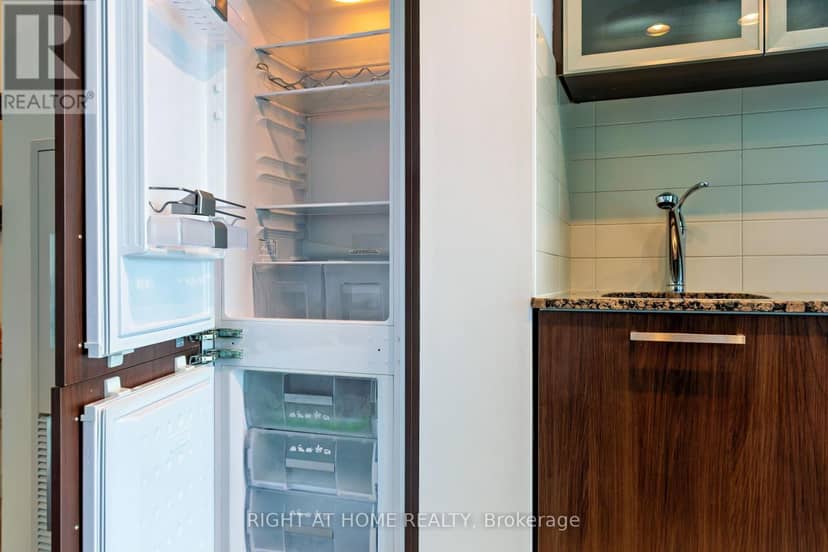 708 - 14 York Street — photo 6 of 35