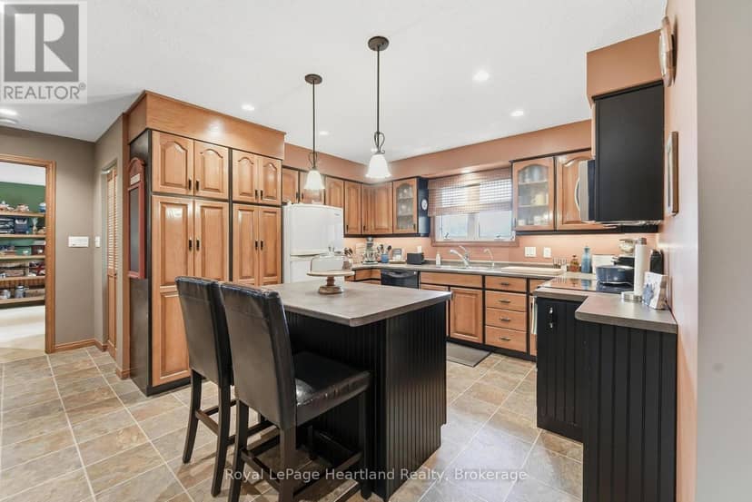 33950 Bachand Street, Bluewater, photo 7