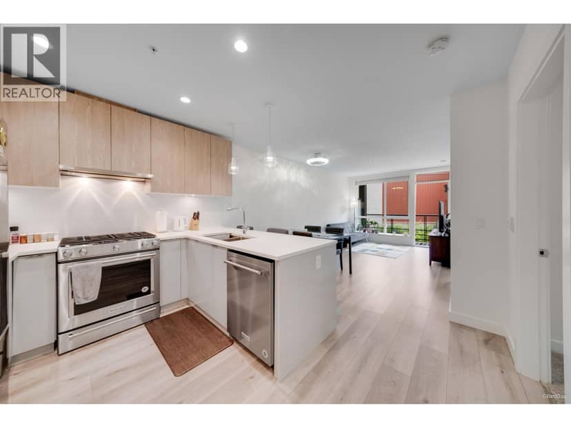 207 128 E 8TH STREET, North Vancouver
