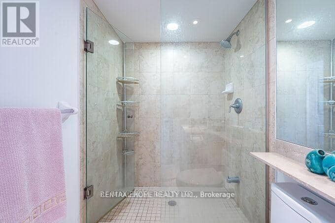 426 - 900 Mount Pleasant Road — photo 20 of 40