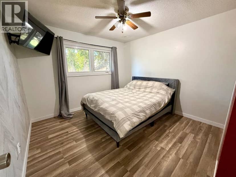 921 Ellis Crescent SE — photo 14 of 38
