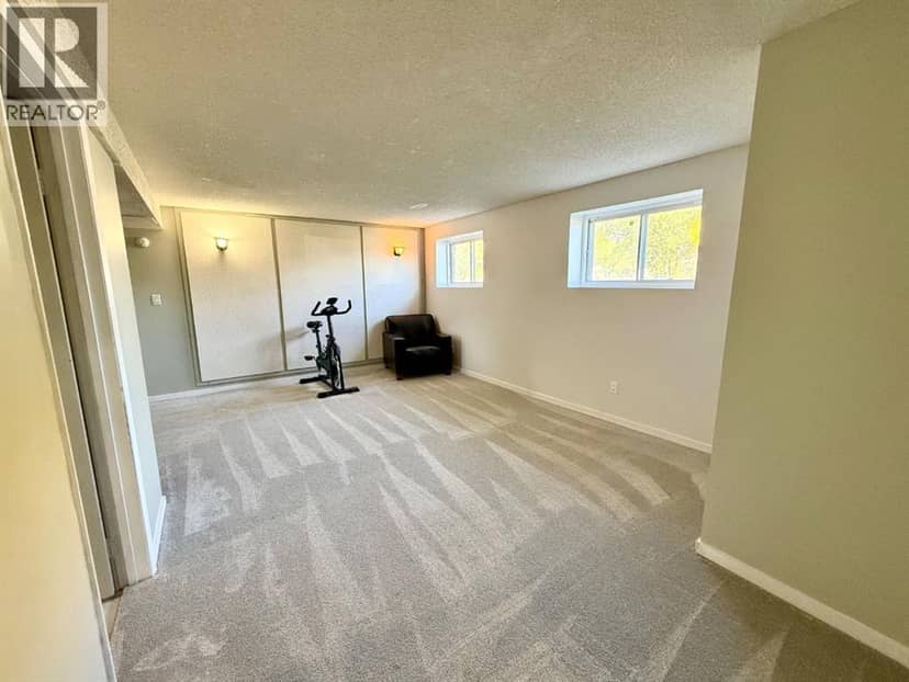 921 Ellis Crescent SE — photo 21 of 38