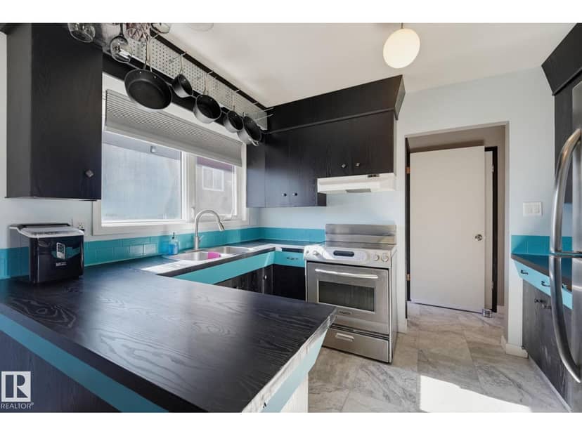 10207 & 10209 120 AV NW — photo 12 of 40