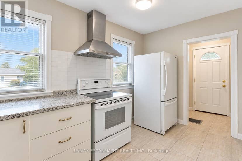 269 Queensdale Avenue E — photo 14 of 40