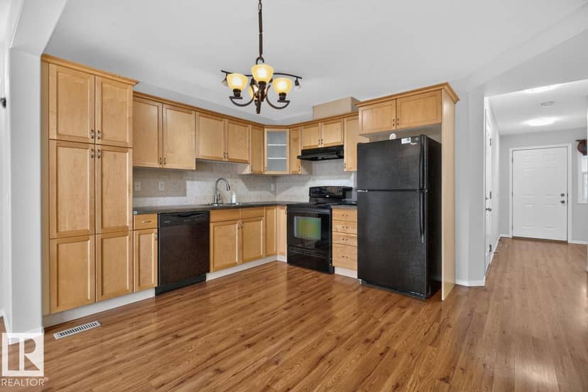 #10 2816 34 AV NW NW — photo 10 of 38