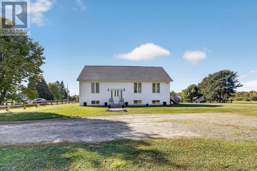2096 Kenneth Drive, Val Therese, photo 2