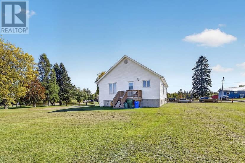 2096 Kenneth Drive, Val Therese, photo 3