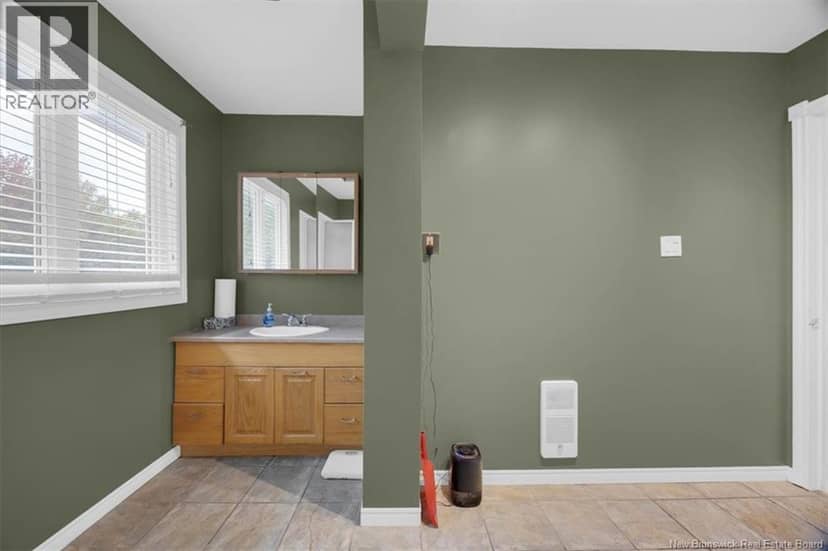 4 Hughes Crescent — photo 14 of 36