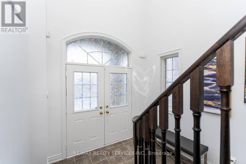 5452 Meadowcrest Avenue — photo 4 of 40