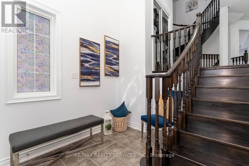 5452 Meadowcrest Avenue — photo 5 of 40