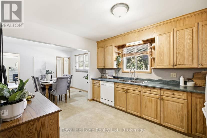 12 Simcoe Street — photo 10 of 28