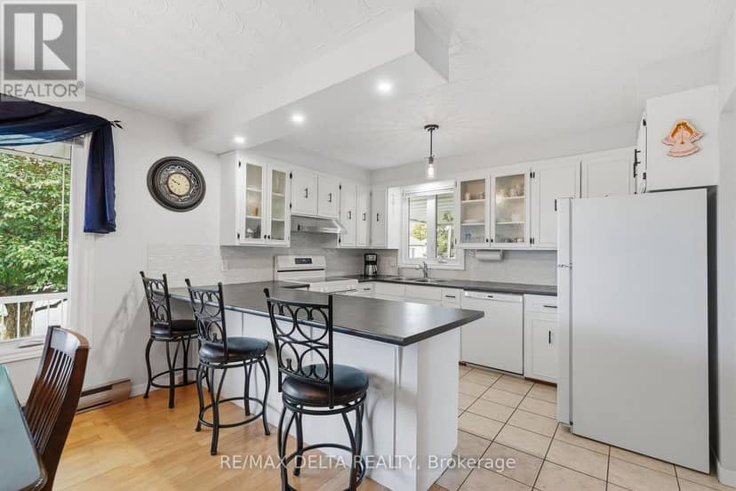 6 Place Madeleine Street — photo 10 of 31