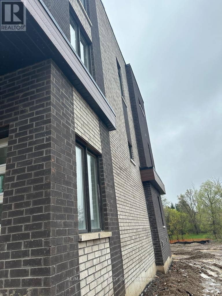 43 Queenpost Drive, Brampton, photo 2