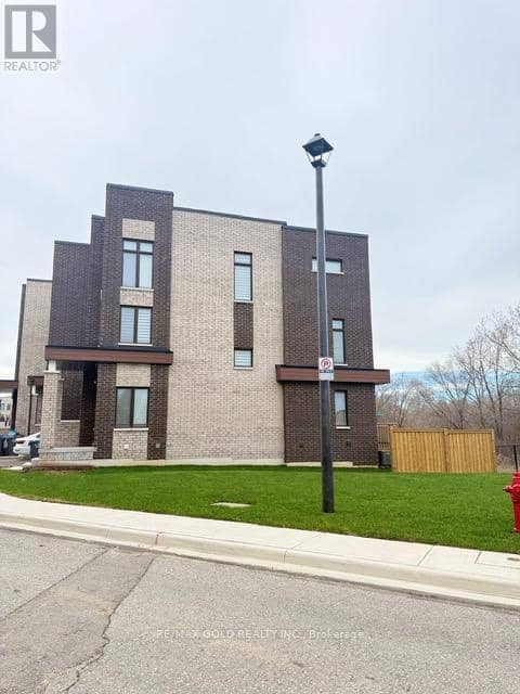 43 Queenpost Drive, Brampton, photo 3