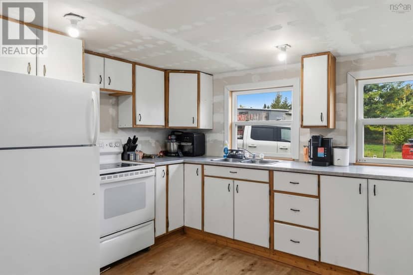 6351 Highway 101 — photo 10 of 27